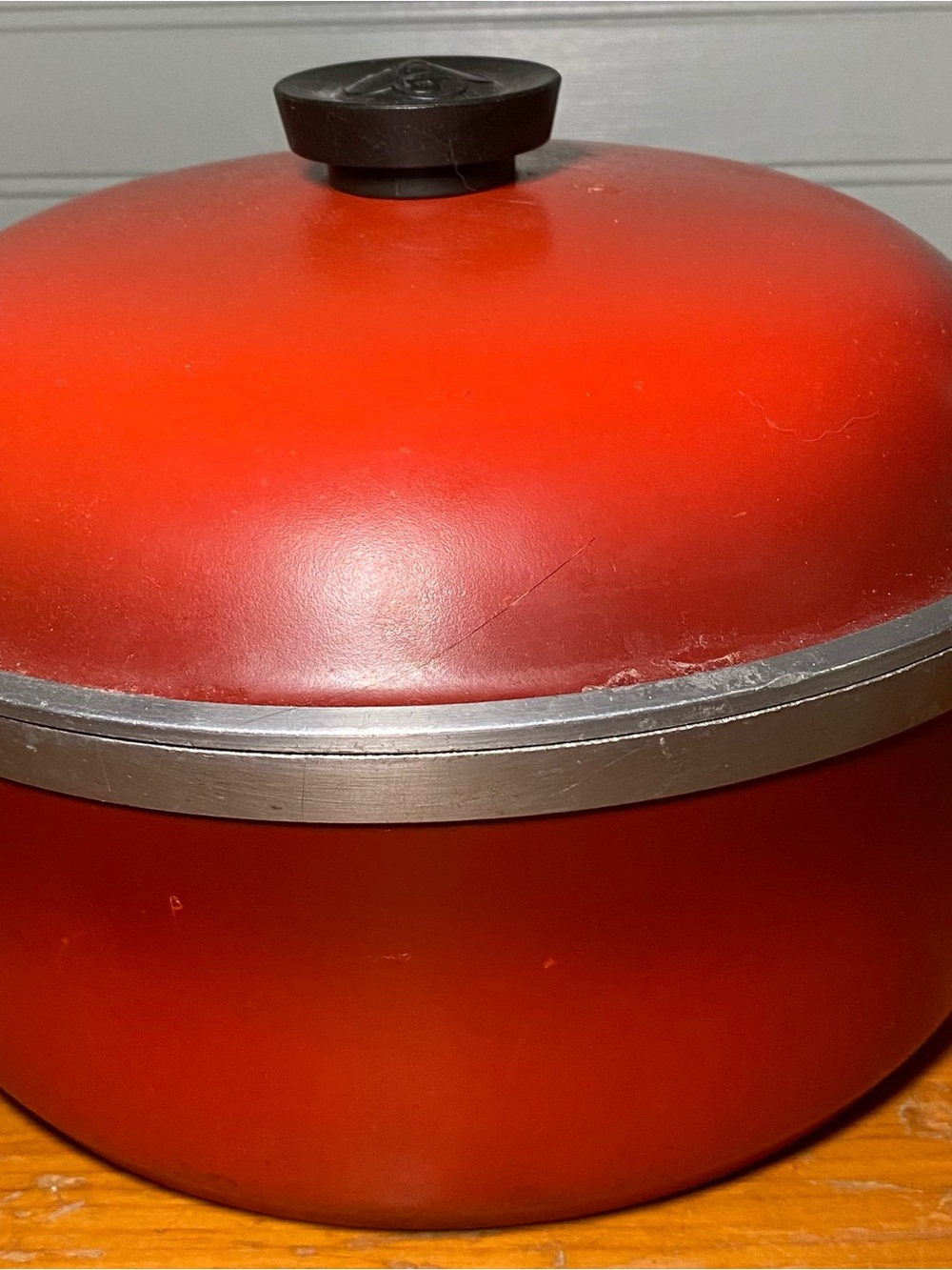 Club Red aluminum Covered Casserole Pot - Club